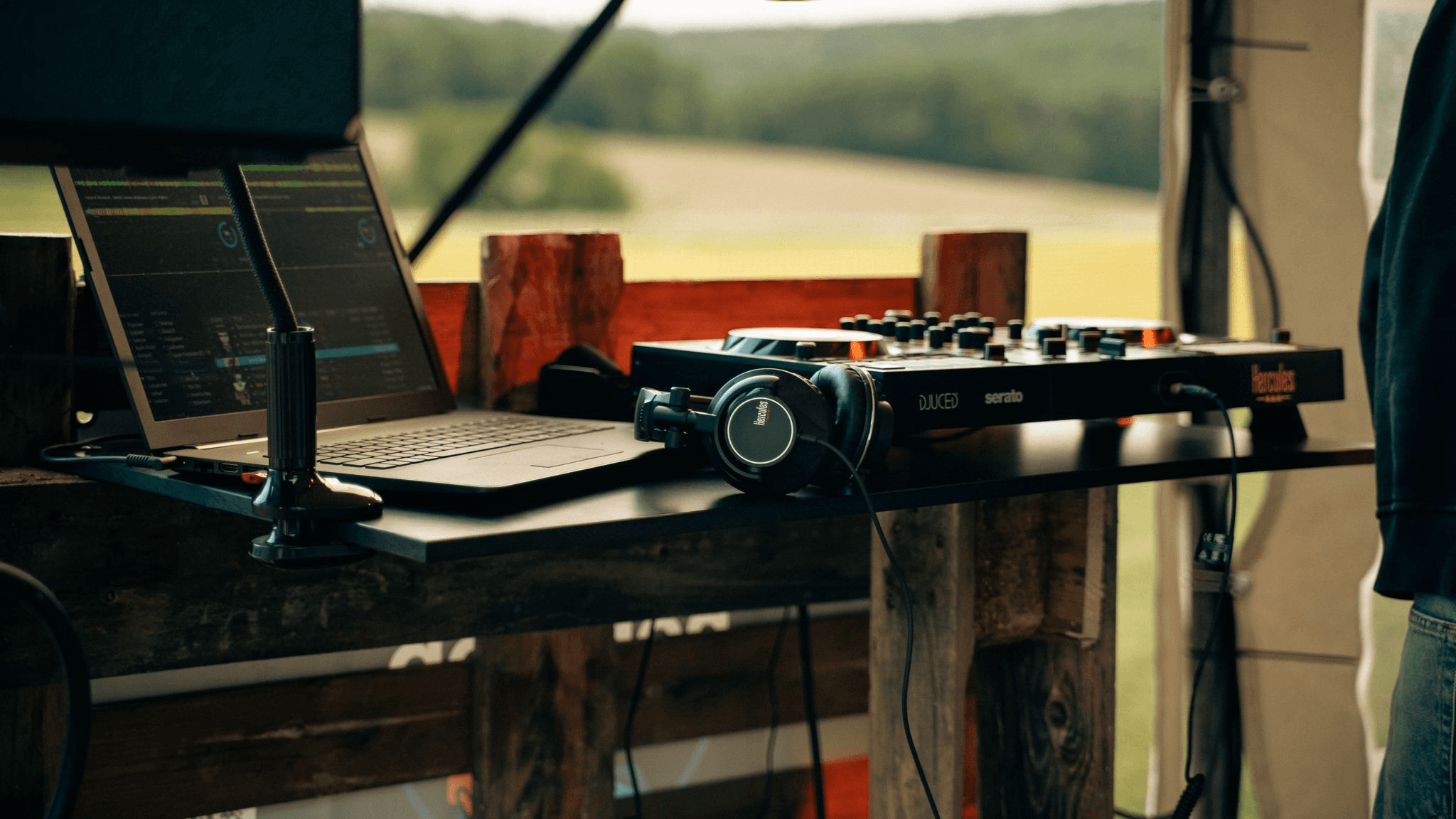 Journey Shot von NonStop FFM mit DJ-Setup in natuerlicher Umgebung