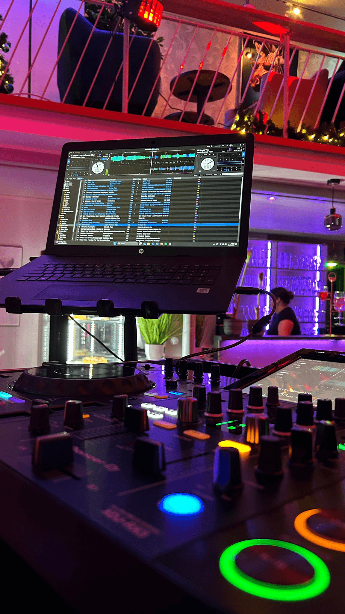 Live Shot von NonStop FFM mit Laptop und DJ-Controller im Club