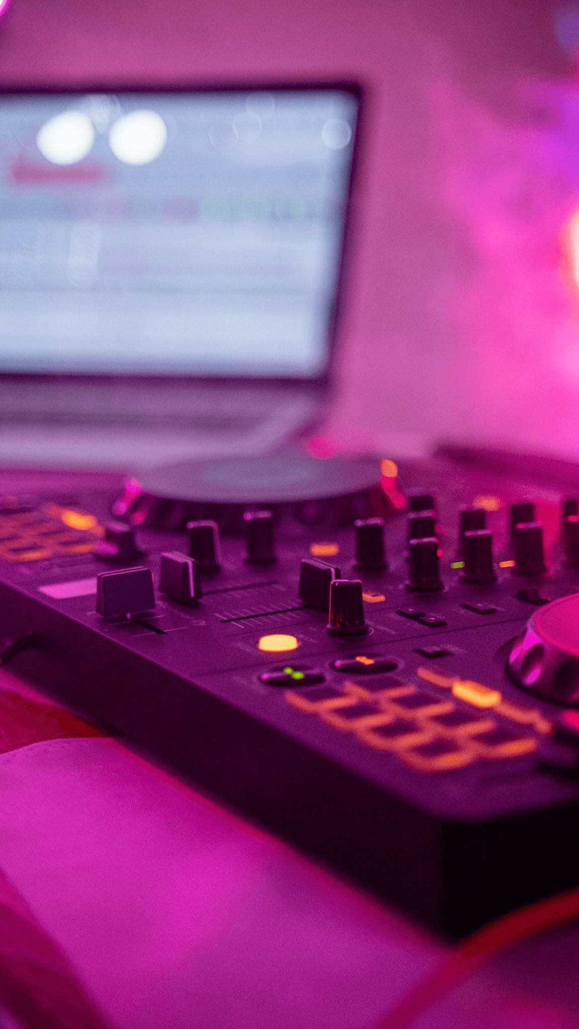 Nahaufnahme vom DJ-Controller von NonStop FFM in pinkem Licht